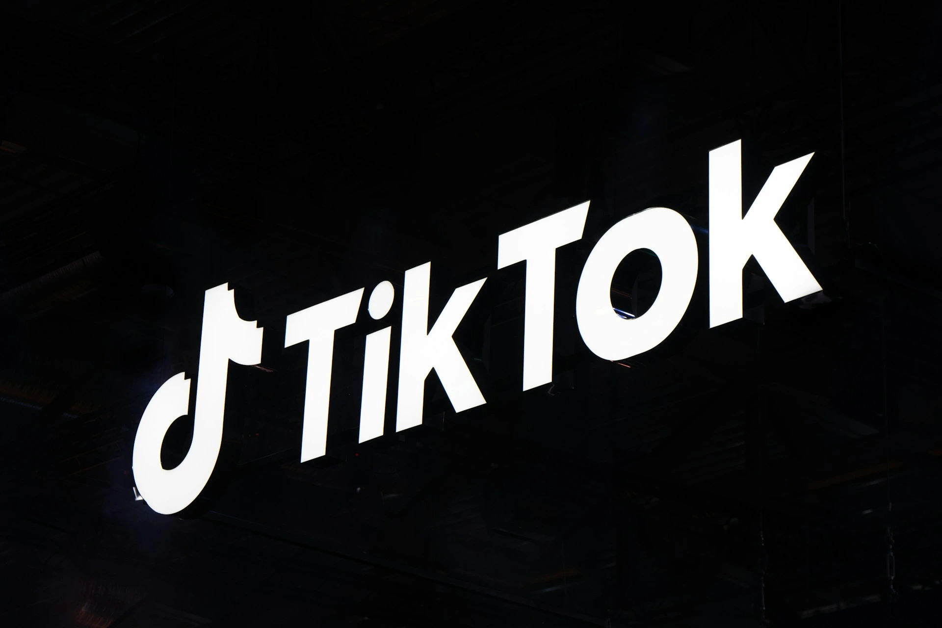 TikTok concediază sute de angajați în cadrul schimbării Moderării Conținutului prin Inteligență Artificială