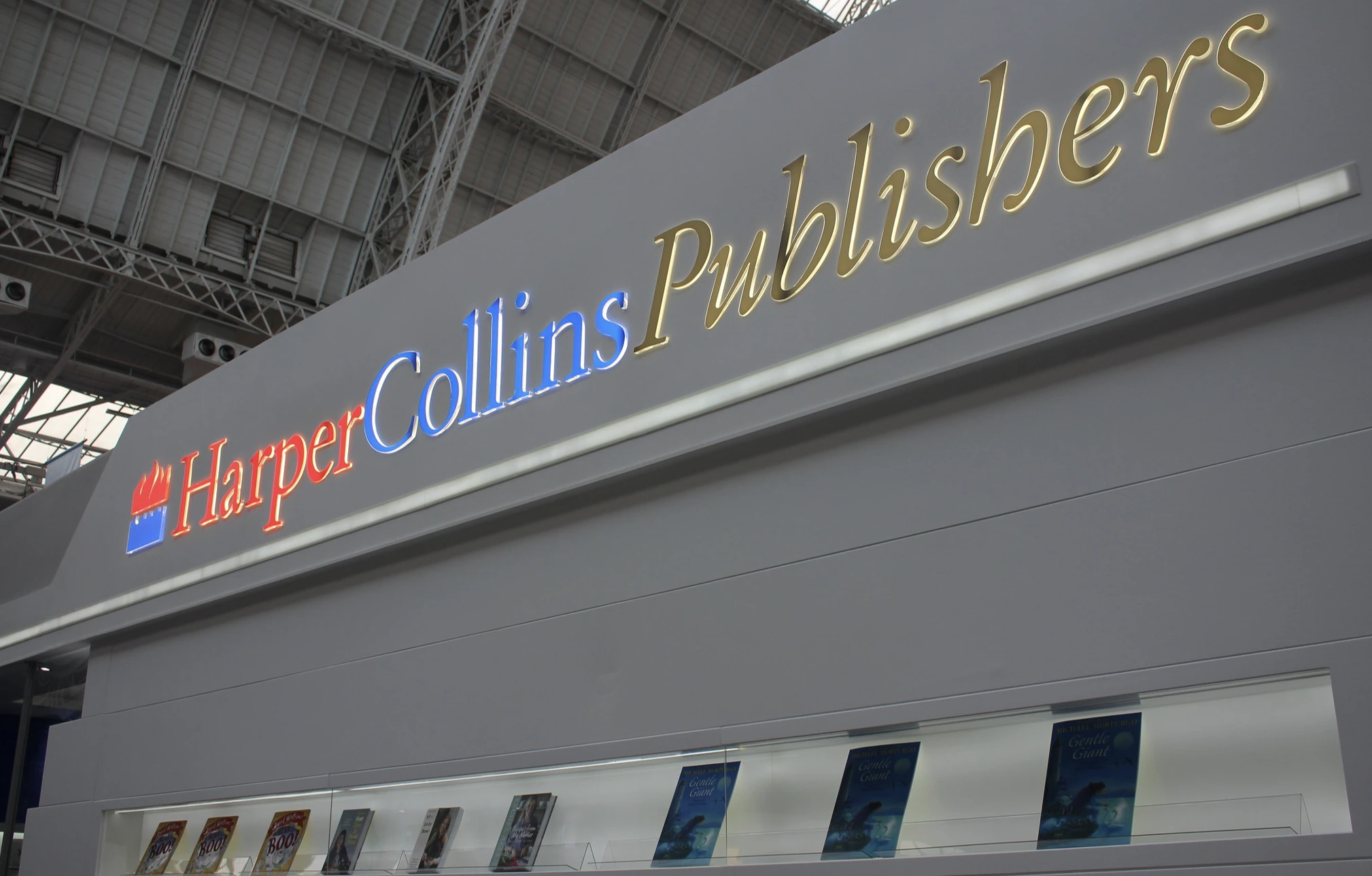 HarperCollins Colaborează cu o Companie de AI, Autorii Dezbate Participarea