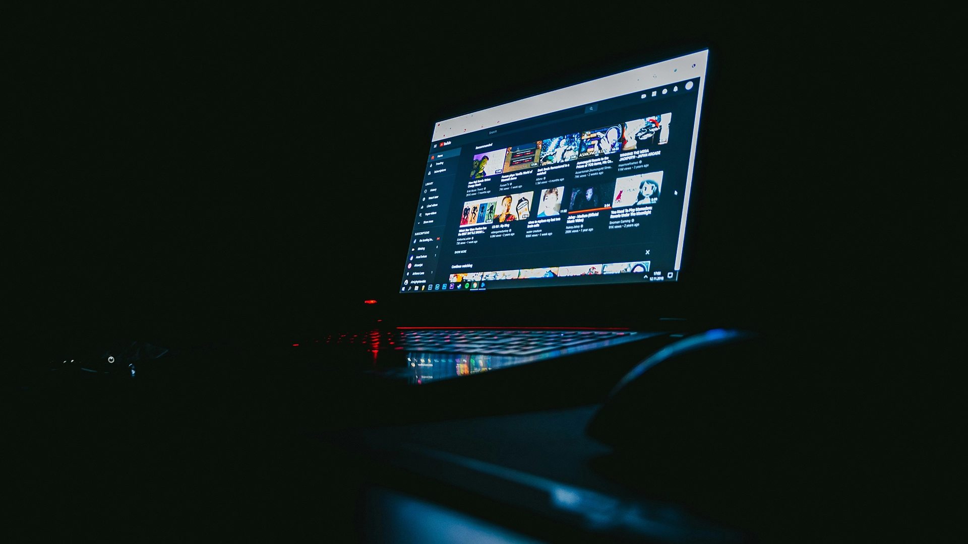 YouTube a folosit &icirc;n secret IA pentru a modifica videoclipurile creatorilor fără permisiune