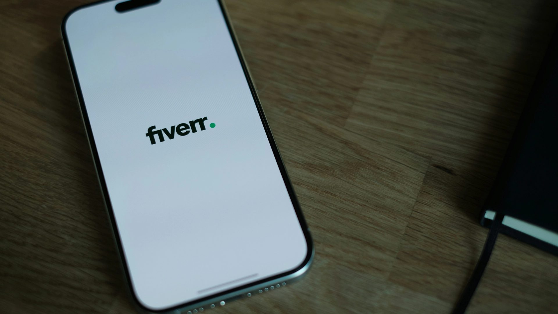 Fiverr trece la structura AI și concediază 30% din forța de muncă